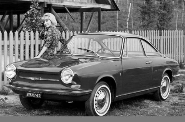 Добавяйки малко пикантност към доста долнопробната гама седани 1000 на Simca, 1000 Coupé носи елегантен и атрактивен дизайн с две врати със задно разположен двигател. Естествено, от Джуджаро в Bertone.

Италианската къща произвежда и каросерии на Coupé, които след това се изпращат в завода на Simca в Поаси (Франция) за окончателно сглобяване.

Купето има по-пищен интериор от своя събрат седан и се задвижва от подобрена версия на 944cc "четворката" на Simca. Освен това е оборудван с дискови спирачки на четирите колела. Ревизирано през 1967-а с по-голям двигател от 1200 кубика, приключва своя път през 1971.
